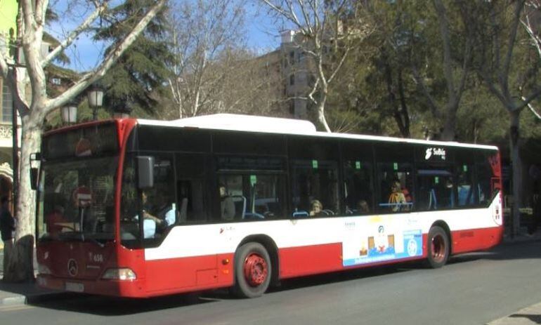 Un autobús urbano de Albacete estacionado en la plaza de la Catedral