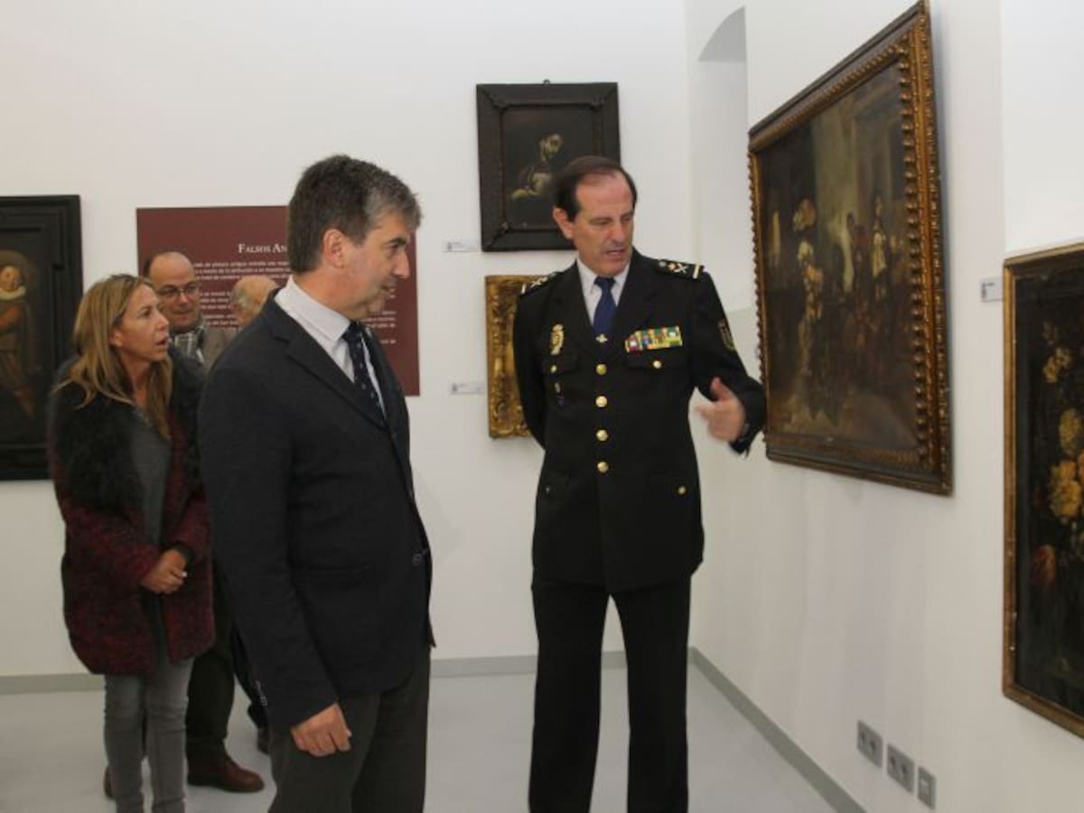 Una muestra acerca a Palencia el trabajo de la Policía a través de un centenar de obras falsas