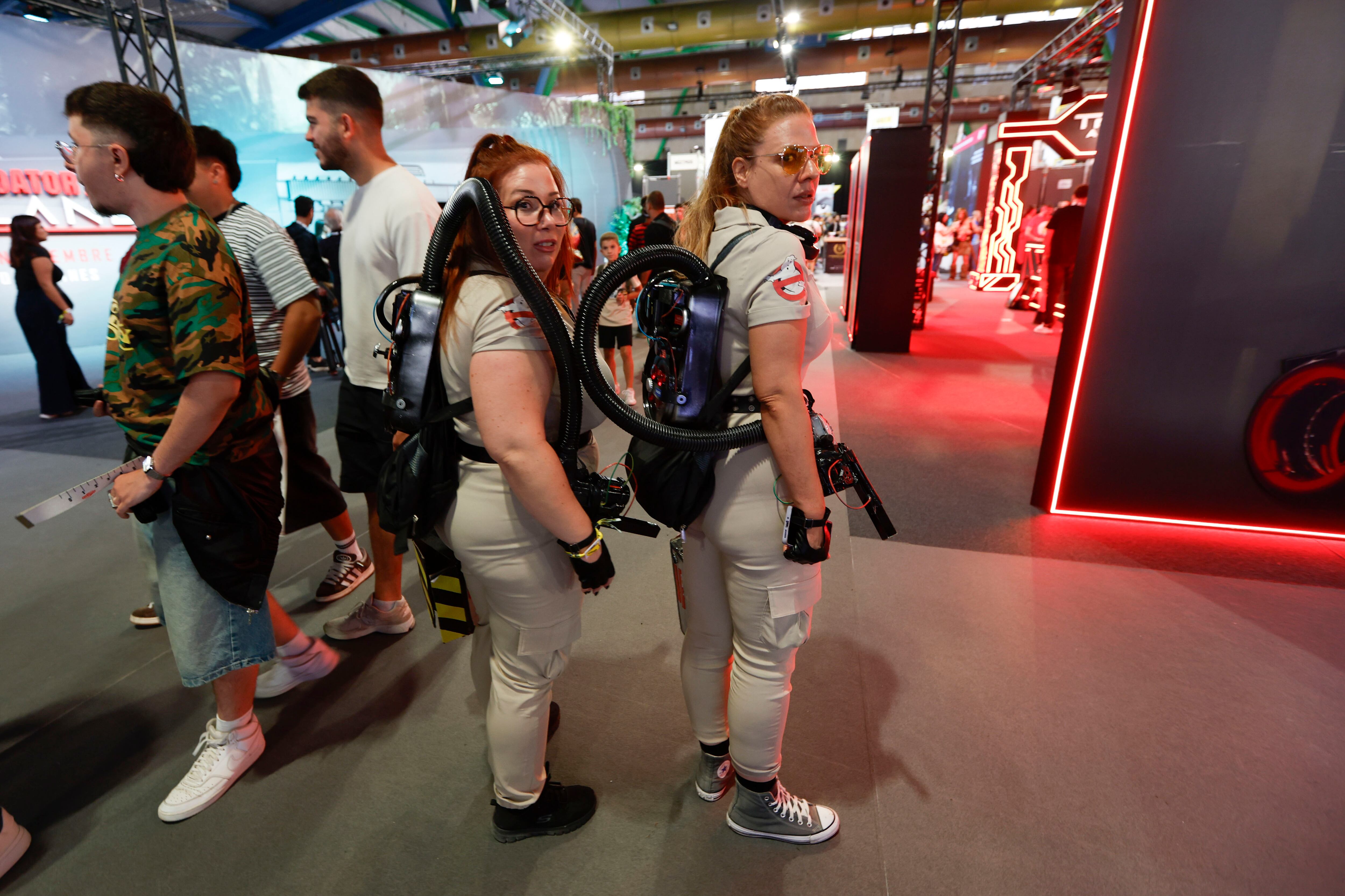 Dos asistentes disfrazadas de Los Cazafantasmas disfrutan este jueves de la Comic-Con en Málaga 