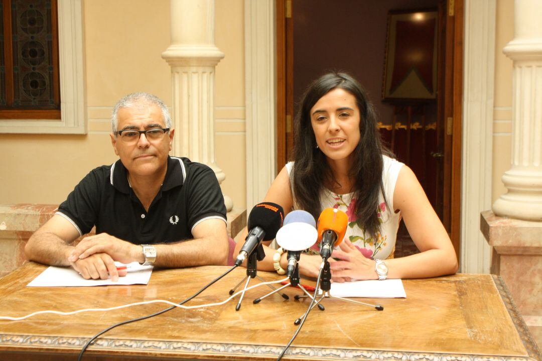 Comisión de fiestas y Ayuntamiento presentando el acto de pregón