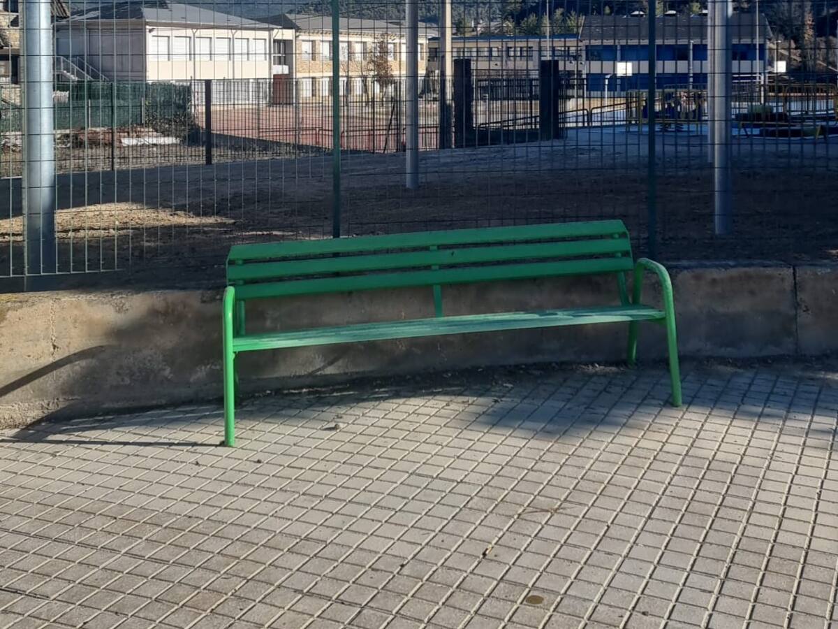 El colegio de Aínsa estrena nuevos espacios de sombra y un hotel de insectos