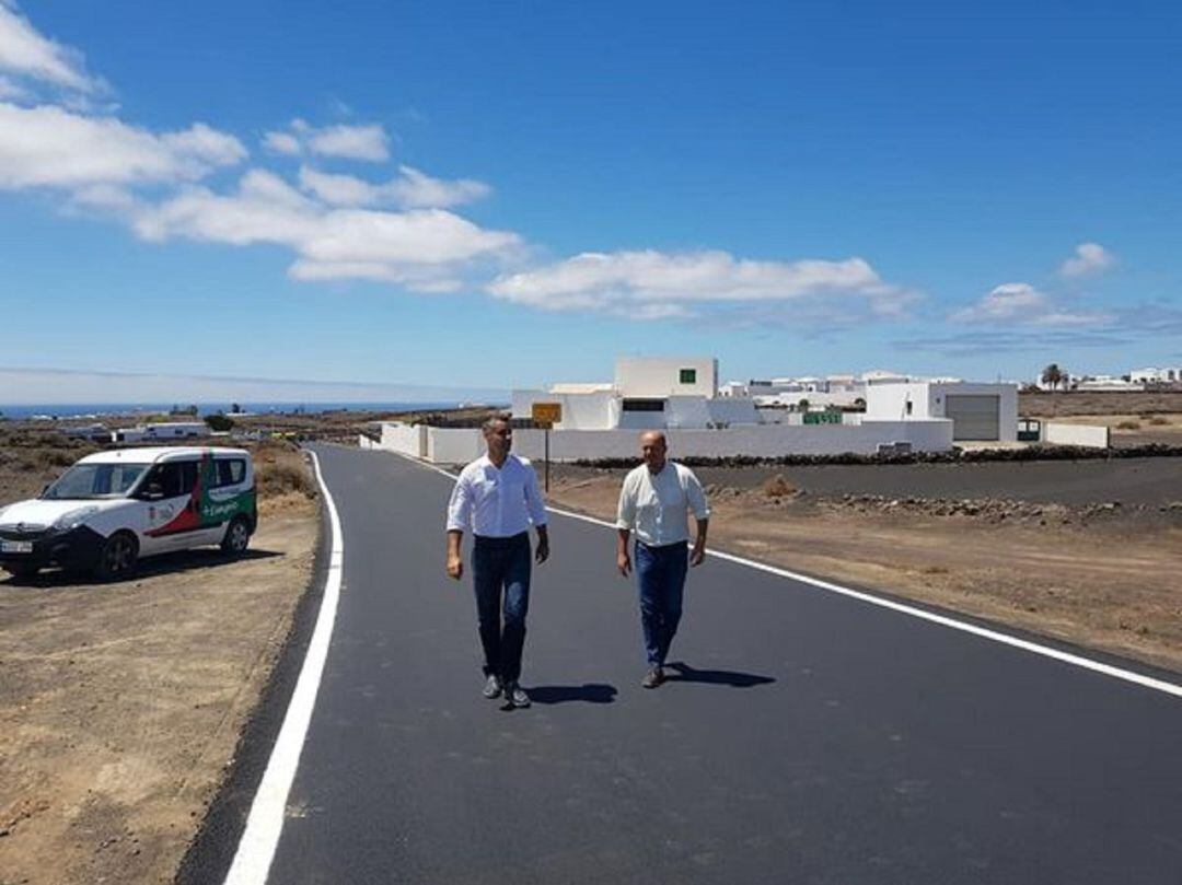 Alexis Tejera, alcalde de San Bartolomé, junto a Raúl de León, concejal de Vías y Obras, en una carretera del municipio.