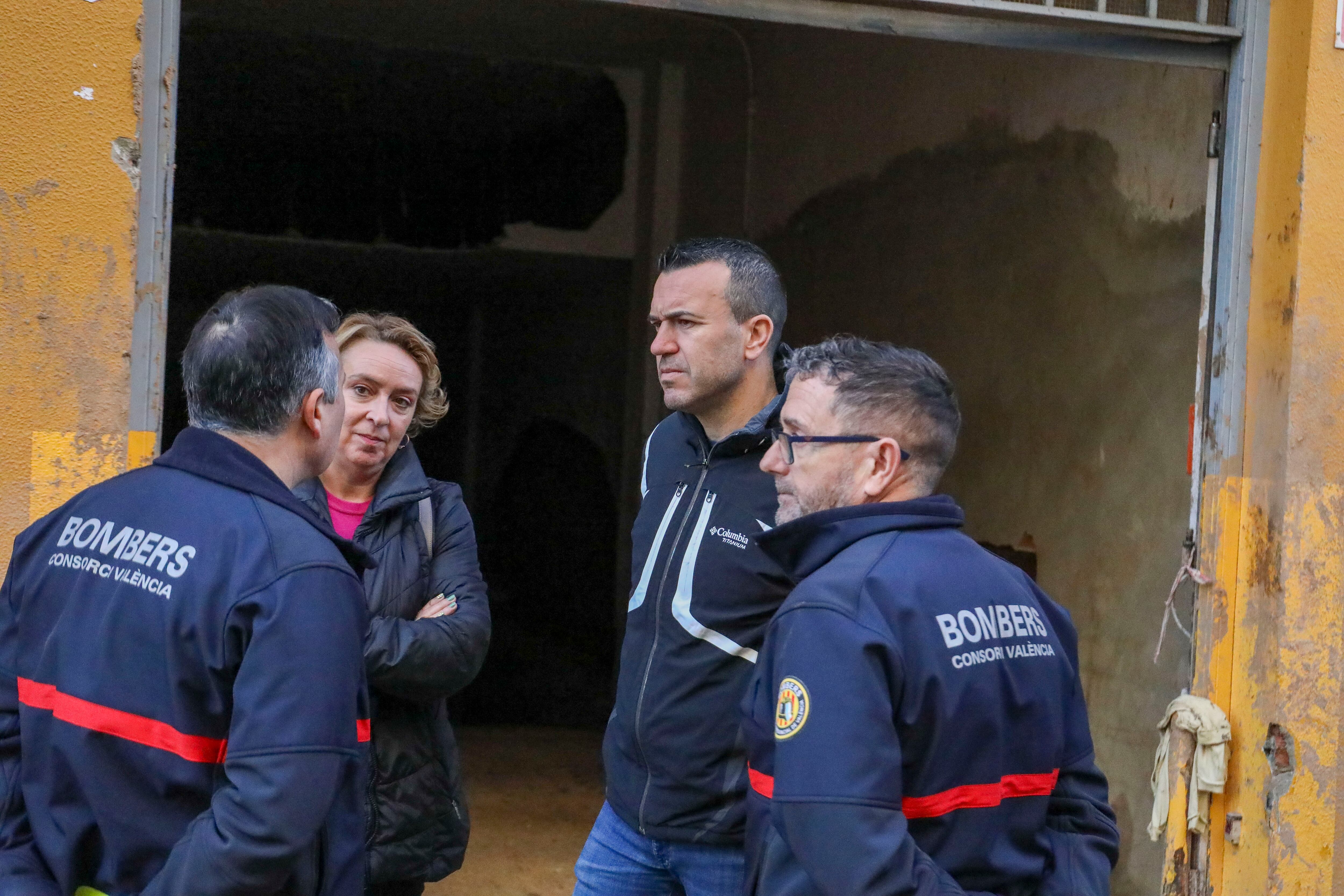 Vicent Mompó supervisa las tareas de limpieza en garajes afectados por la DANA. Fuente: Diputació de València