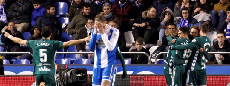 Los jugadores del Betis celebran el primer gol del equipo andaluz