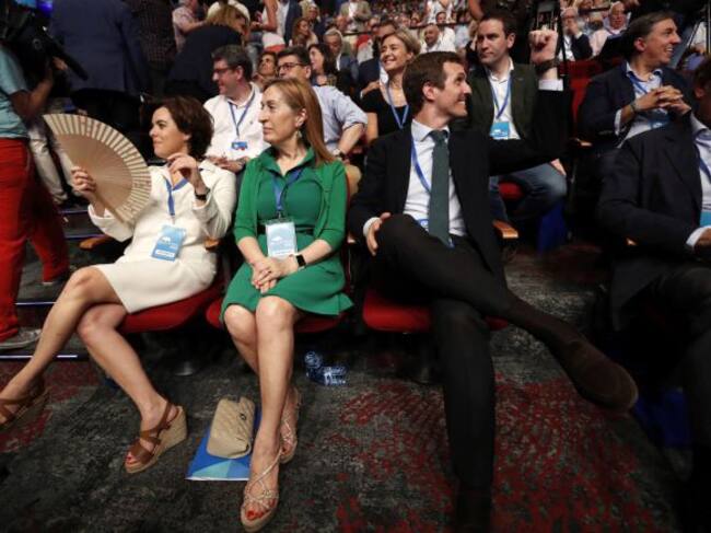 Los candidatos a presidir el Partido Popular Soraya Sáez de Santamaría (i) y Pablo Casado (d)