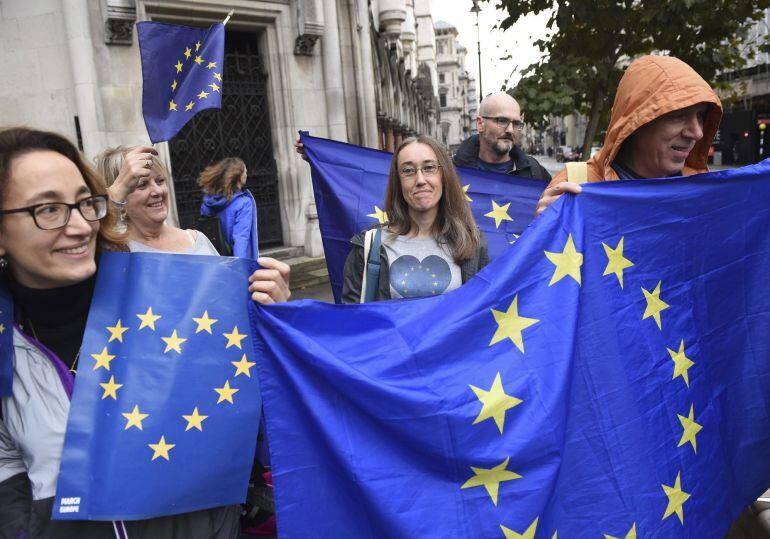 Manifestantes pro-Unión Europea se concentran en el exterior del Tribunal Superior de Londres (Reino Unido) el lunes 17 de octubre de 2016.