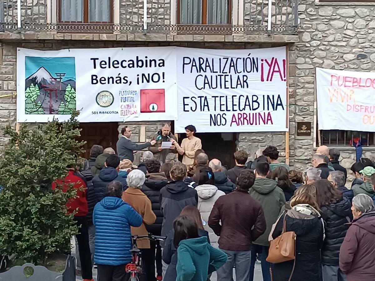 Casi 200 vecinos se movilizan contra la telecabina de Benasque a Cerler