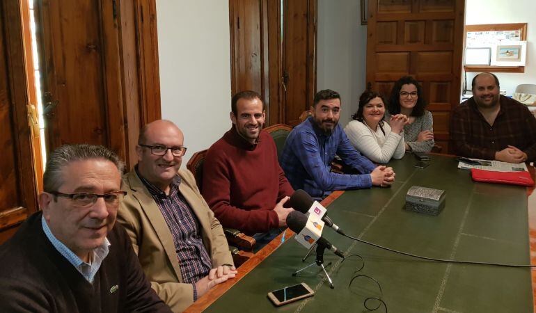 Miguel Ángel Bustamante (3º izq.), diputado de Izquierda Unida en el Congreso de los Diputados visita el Ayuntamiento de Torredonjimeno