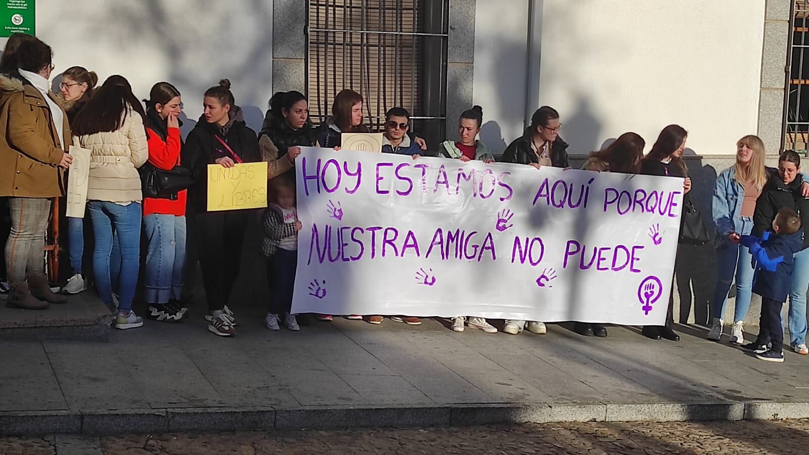 Amigas de Belén ha portado una pancarta en su memoria para manifestar su condena del asesinato machista