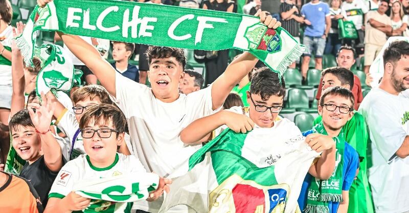 Jóvenes aficionados del Elche C.F. en el estadio Martínez Valero