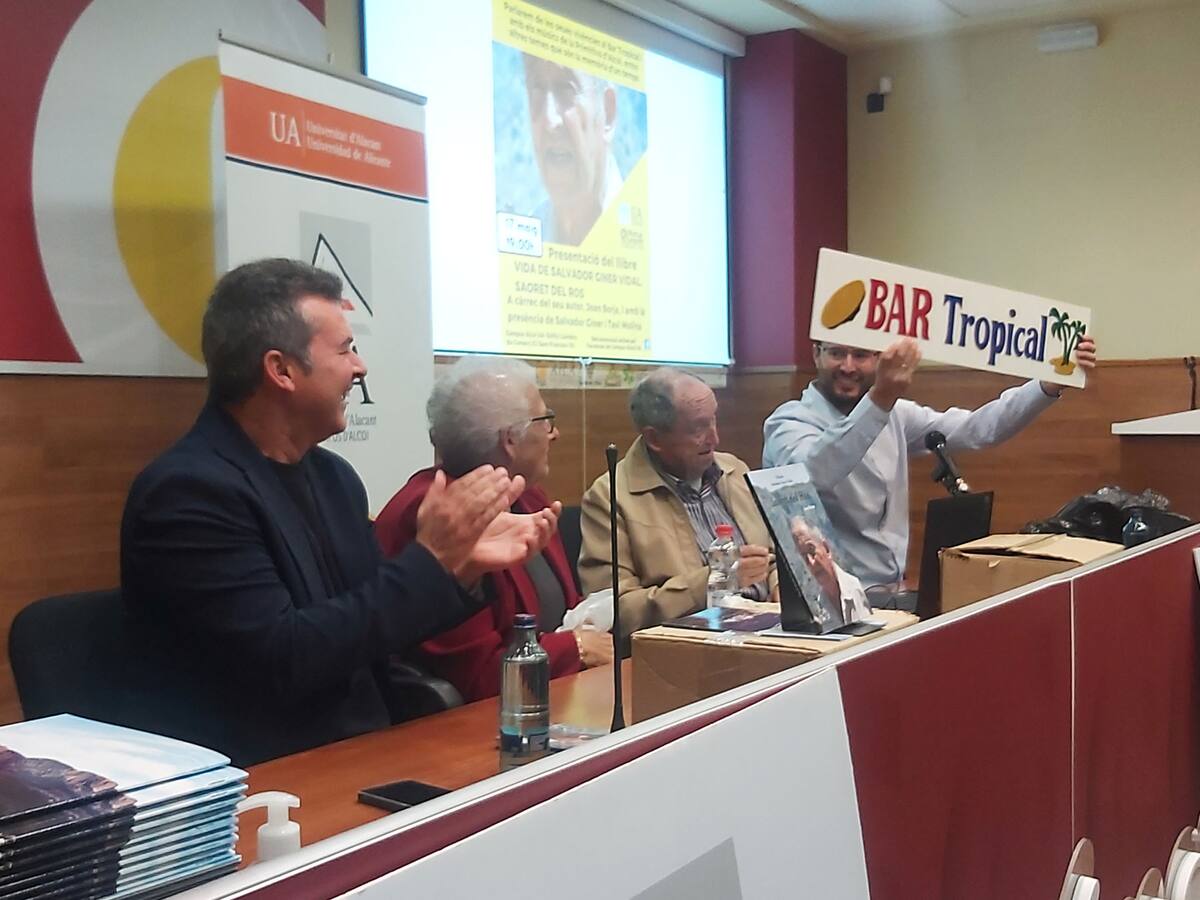 Saoro del Bar Tropical convoca a generacions de clients i amics en la presentació del seu llibre