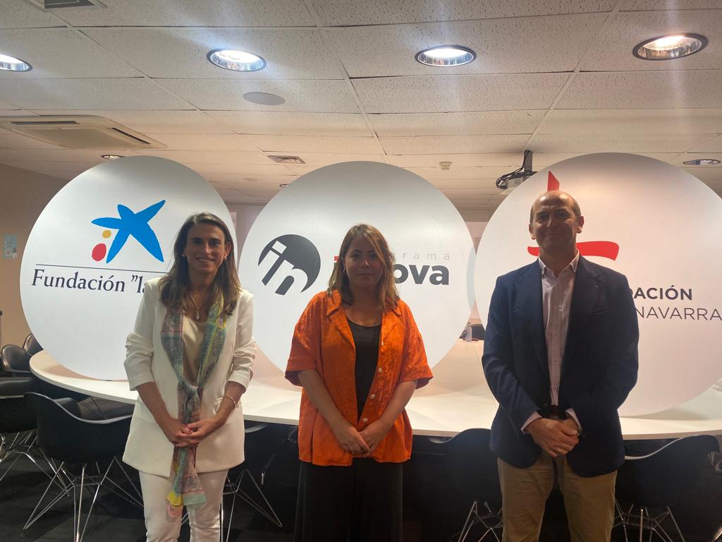 De izquierda a derecha: Isabel Moreno, directora territorial de CaixaBank en Navarra, Aragón y La Rioja; Izaskun Azcona, delegada de Fundación &quot;la Caixa&quot; Navarra; y Javier Fernández Valdivieso, director general de Fundación Caja Navarra