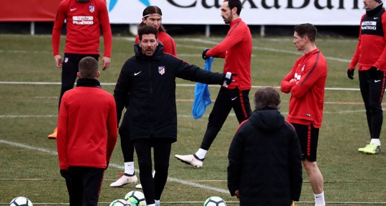 Diego Pablo Simeone se dirige a sus jugadores durante un entrenamiento del equipo colchonero en la ciudad deportiva de Majadahonda.