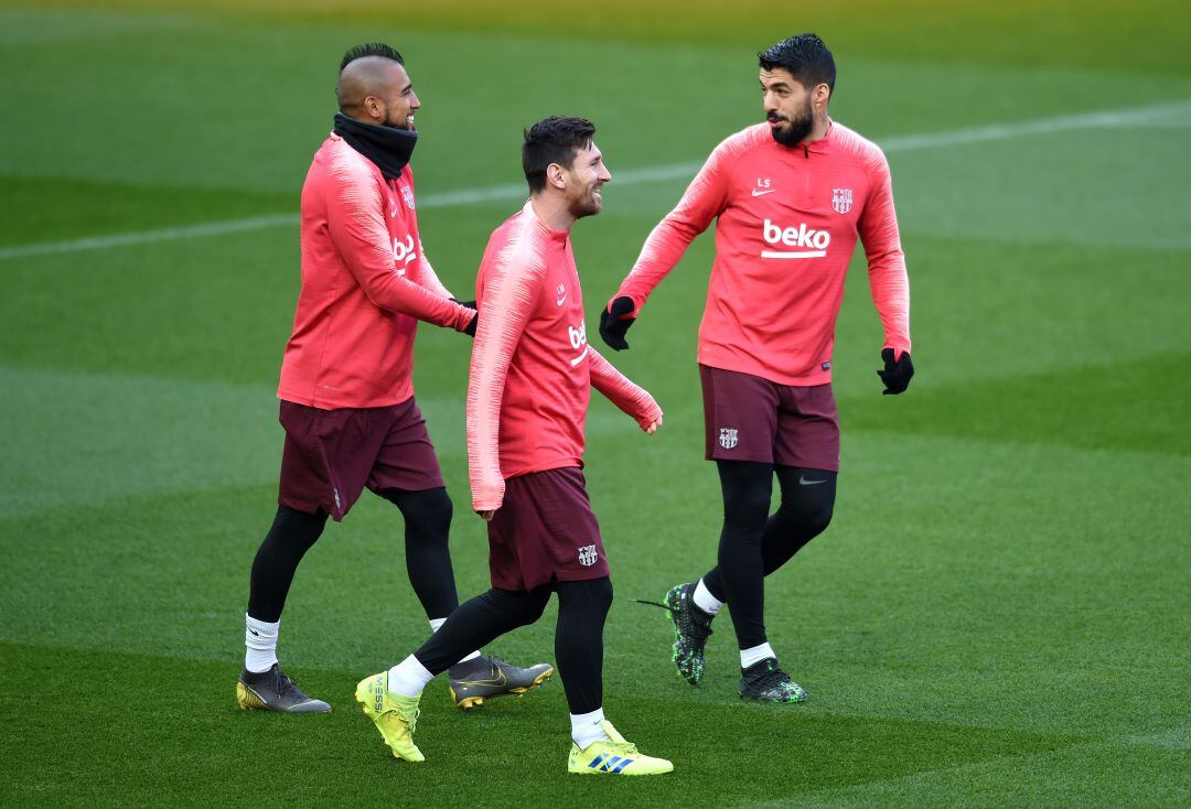 Vidal, Messi y Suárez, durante un entrenamiento. 