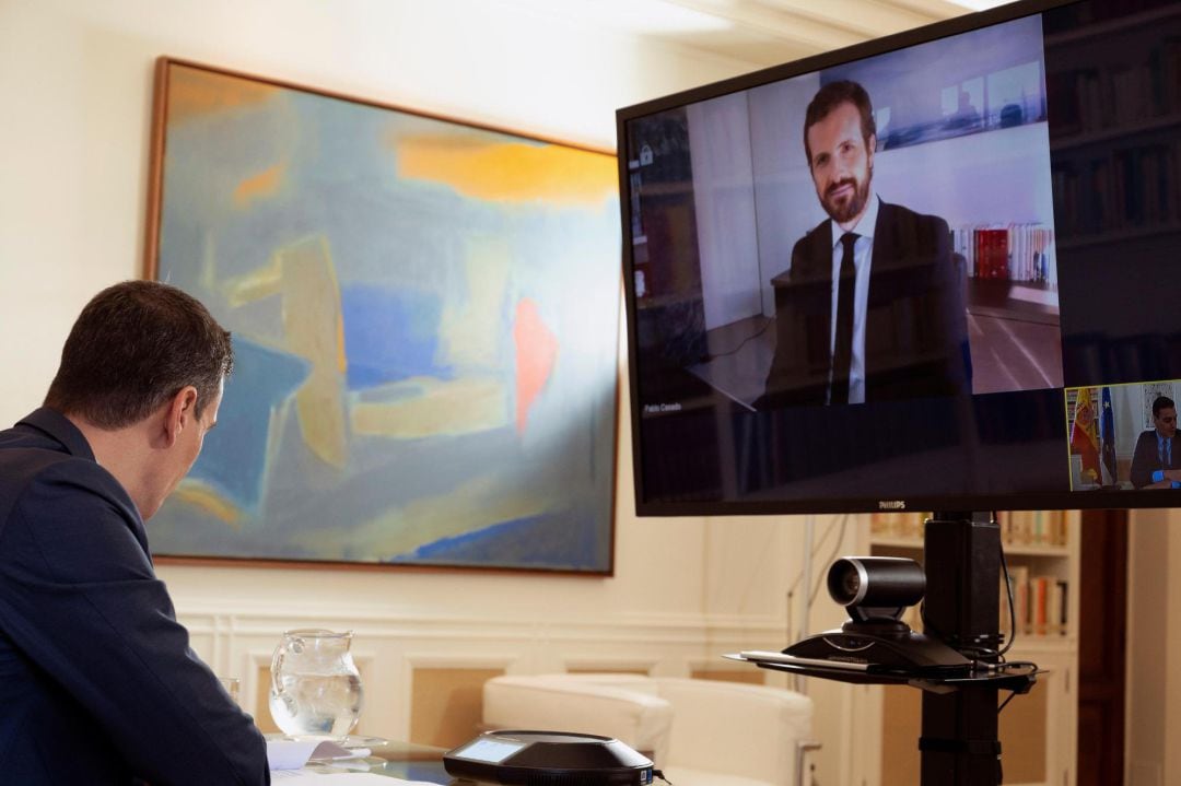 El presidente del Gobierno, Pedro Sánchez, durante la reunión por videoconferencia que ha mantenido este lunes con el líder del PP, Pablo Casado