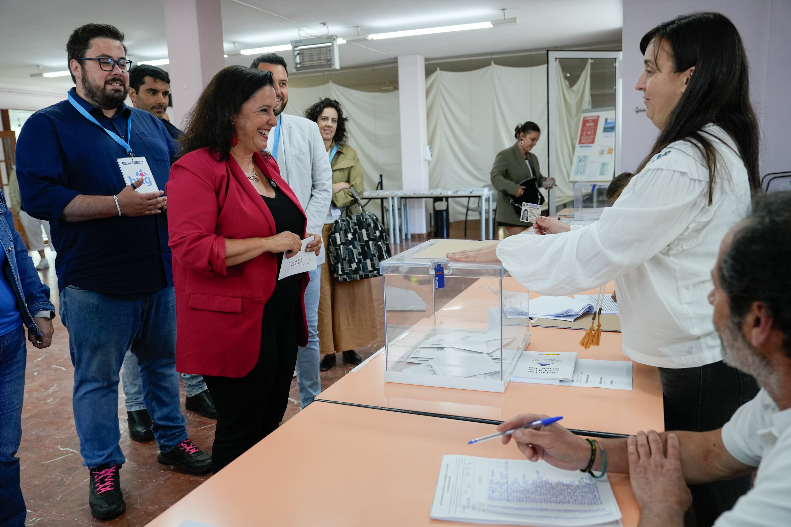 Ana Miranda, eurodiputada del BNG, este domingo votando en el vigués barrio de Bouzas