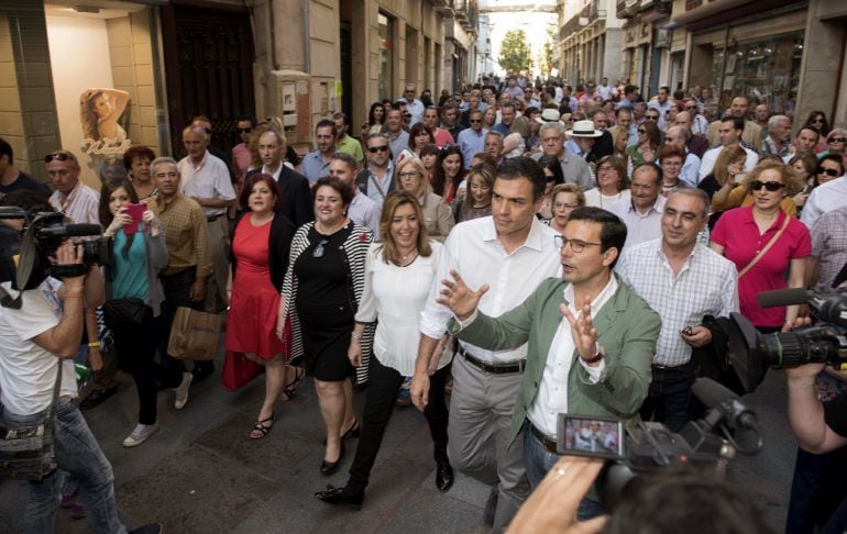 El secretario general del PSOE, Pedro Sánchez (2d), acompañado de la secretaria del PSOE andaluz y presidenta de Andalucía, Susana Díaz (3d) y el alcalde de Granada, Paco Cuenca (d), en la feria del centro de Granada durante la visita que ha realizado est