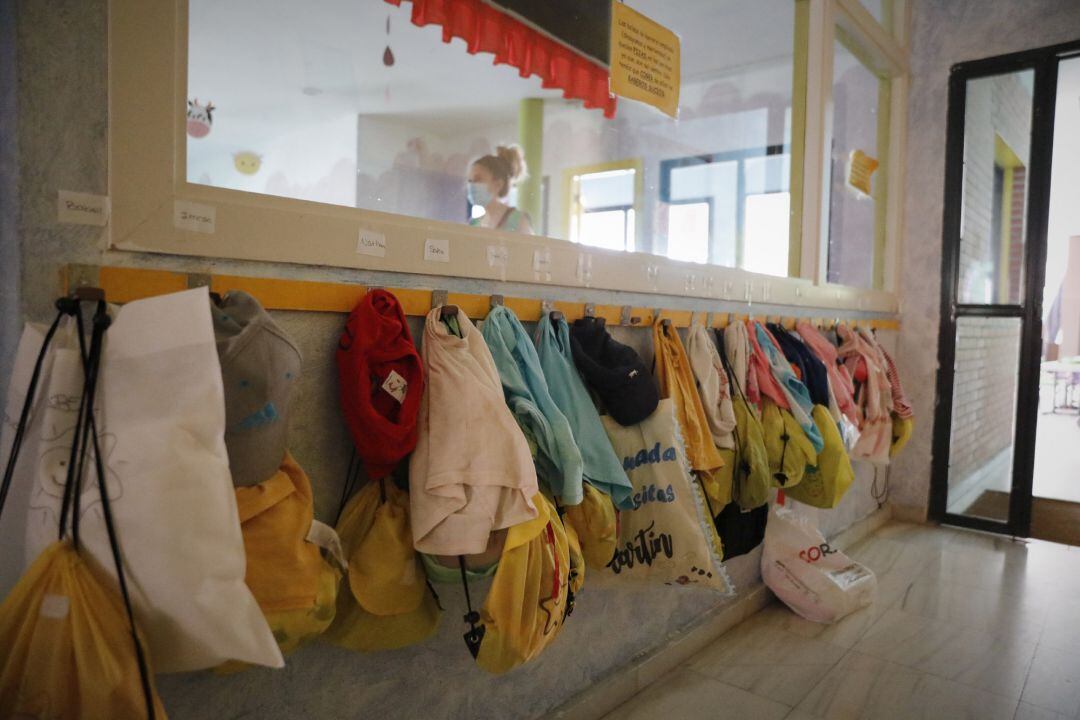 Chaquetas de los alumnos colgadas en la pared de una escuela infantil.