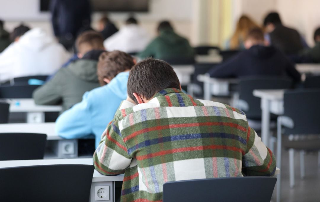 Varios alumnos de la Facultad de Ciencias económicas de la Universidad CEU San Pablo realizan un examen, a 10 de enero de 2022