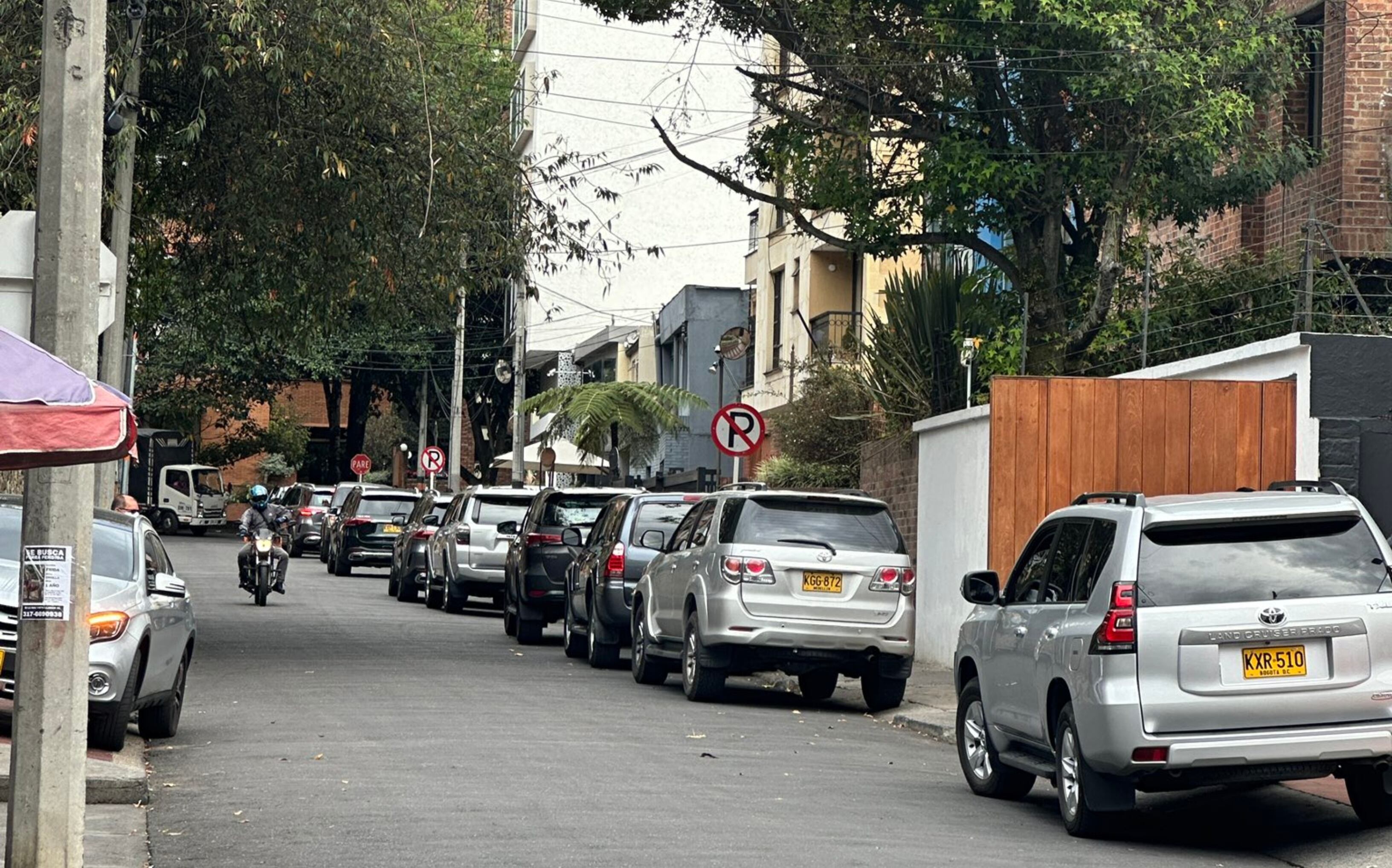 Coches mal aparcados.