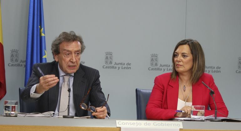 Los consejeros José Antonio de Santiago-Juárez y Milagros Marcos en la rueda de prensa del Consejo de Gobierno