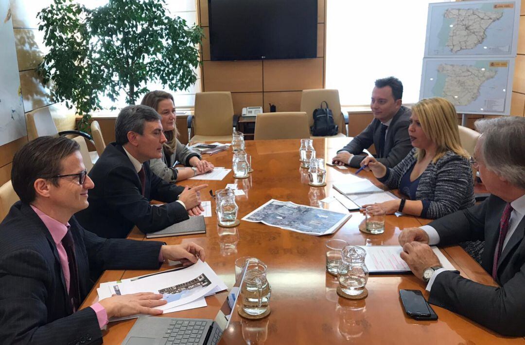Reunión de Mamen Sánchez, Santiago Galván y Paco Camas en el Ministerio de Fomento