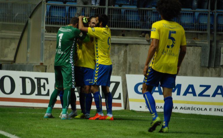 El Cádiz celebra un gol en Carranza