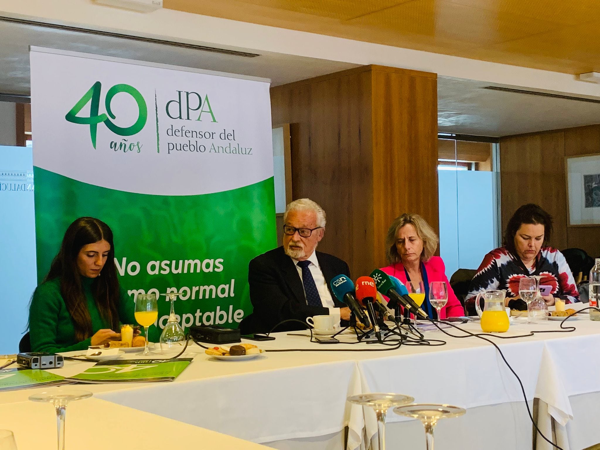 Desayuno informativo para presentar los actos de la celebración del 40 aniversario del defensor del pueblo andaluz.