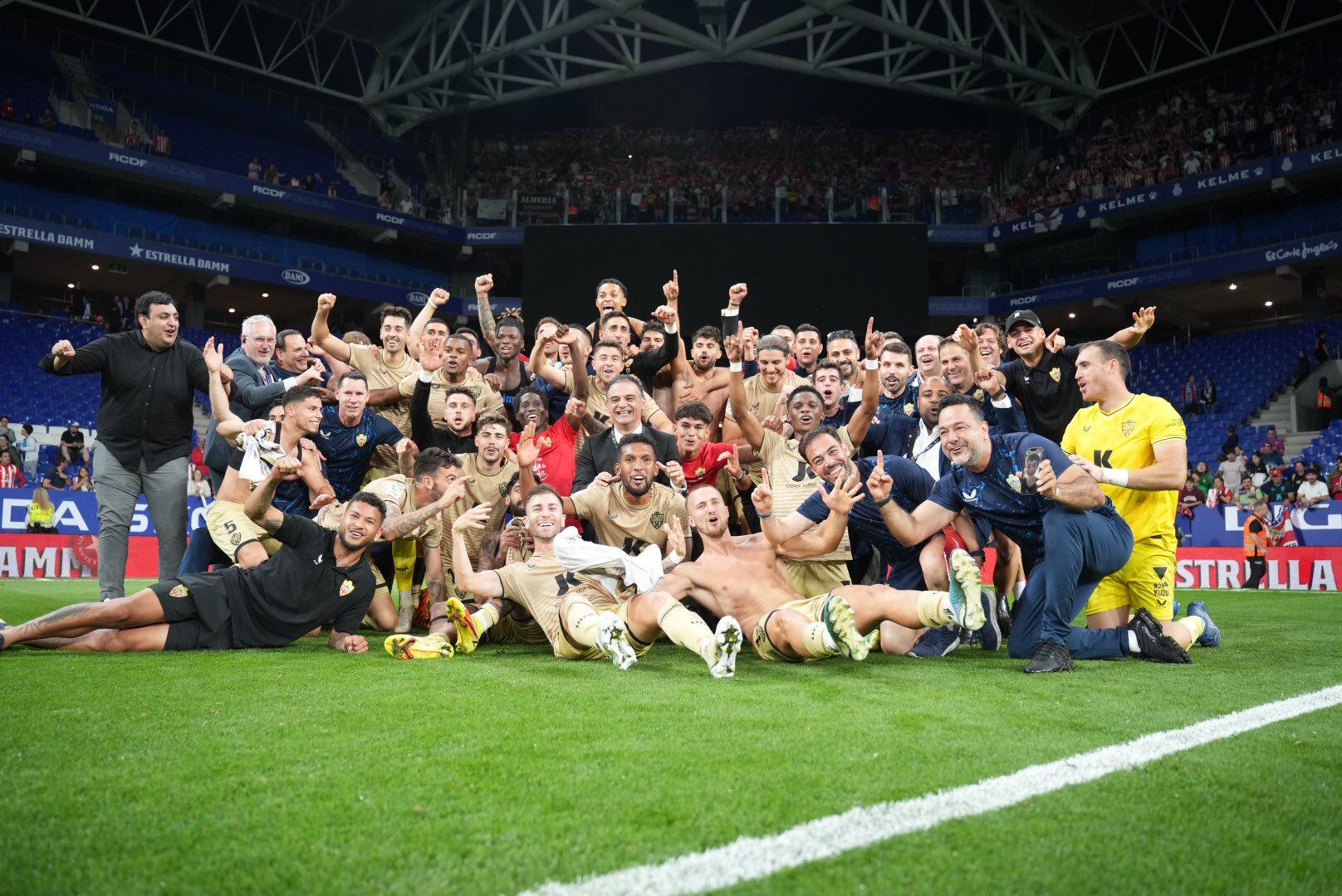 La celebración del ascenso en Cornellá-El Prat con la afición rojiblanca.