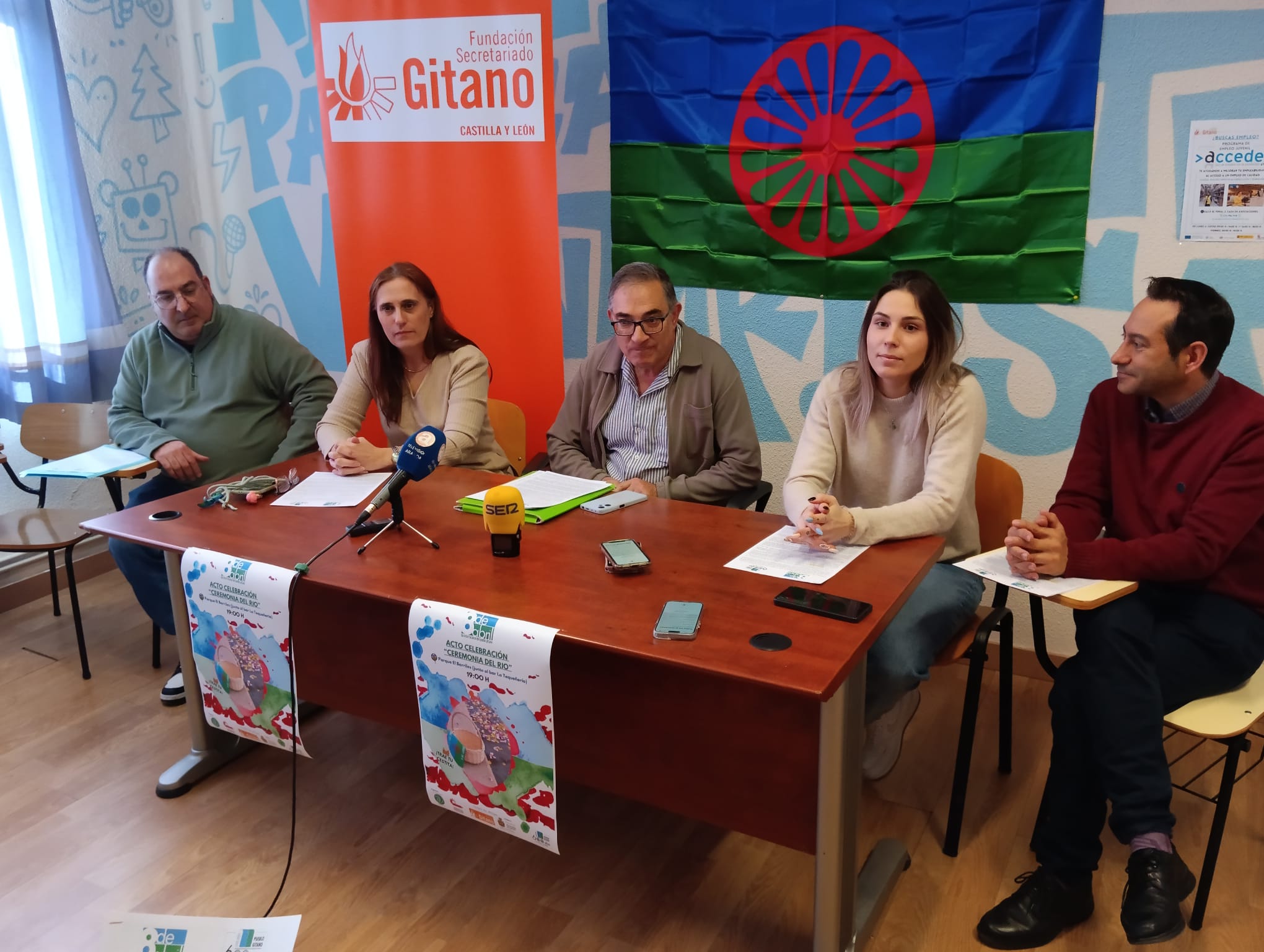 De Izquierda a derecha, Alfredo Arribas, educador de los Servicios Sociales, Ana Sedano, coordinadora territorial de Secretariado Gitano, José Eugenio Abajo, representante de la asociación Enseñantes con Gitanos, Lara Muñoz, coordinadora de la Asociación Presencia Gitana en Aranda, y Andrés Gonzalo Serrano, concejal de Participación Ciudadana y Servicios Sociales