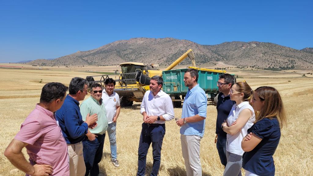 El consejero Luengo junto al alcalde de Caravaca y agricultores de la zona