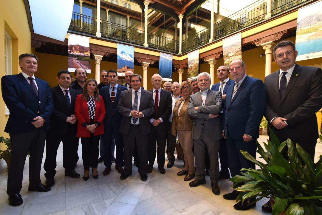 Foto de familia de los participantes en la cumbre de las Diputaciones españolas