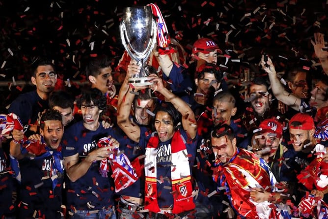 El delantero colombiano del Atlético de Madrid Radamel Falcao celebra junto a sus compañeros el triunfo en la Supercopa de Europa