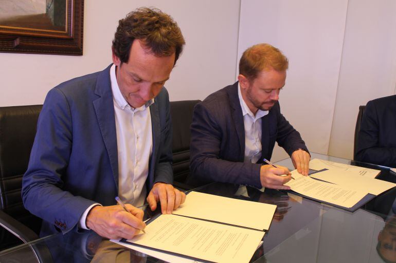 El momento de la firma del convenio