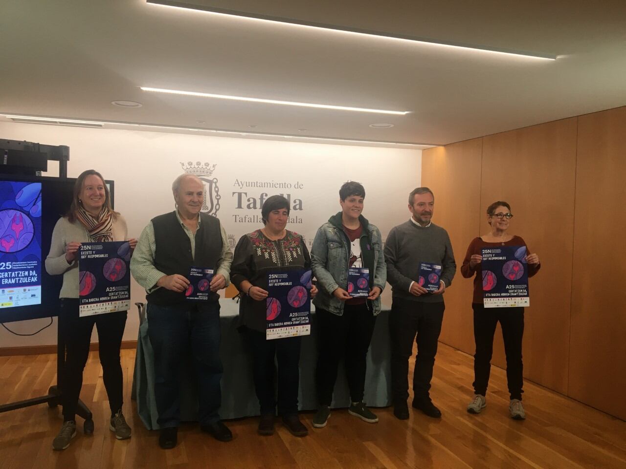 Imelda Mañeru, técnica de igualdad de Tafalla, Jacinto Goñi y Uxua Olcoz, concejales de EH Bildu, Goizeder Juango, concejala de Igualdad, Jesús Arrizubieta, alcalde de Tafalla y Pili Berrio, portavoz de los grupos feministas de la ciudad en la presentación de los actos del 25N