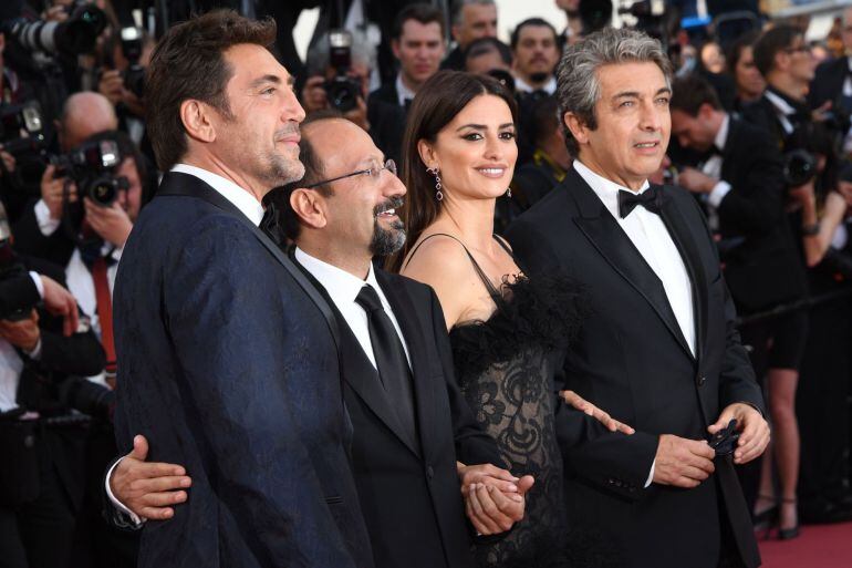 FOTOGALERÍA | Los actores y miembros del reparto Ricardo Darin, Penélope Cruz, el director Asghar Farhadi y Javier Bardem posan a su llegada al estreno de la película &#039;Todos lo saben&#039;, del iraní Asghar Farhadi, en la ceremonia de apertura de la 71ª edición del Festival de Cine de Cannes