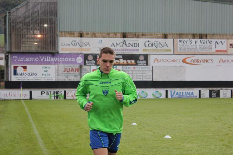 Javi Porrón durante un entrenamiento del CD Lealtad de Villaviciosa en Les Caleyes.