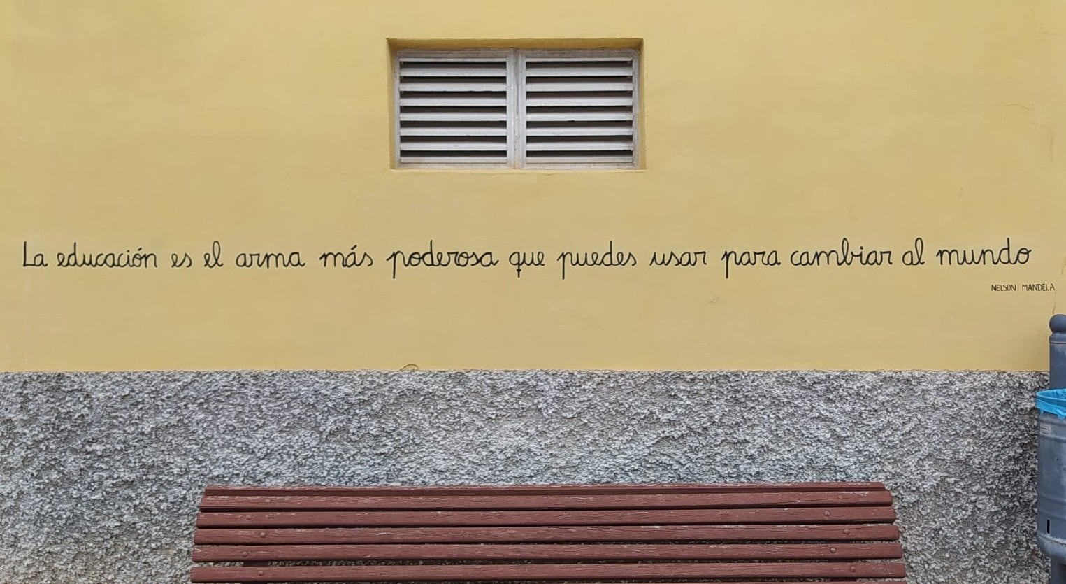 Una cita de Nelson Mandela en la pared de una casa de Bolulla