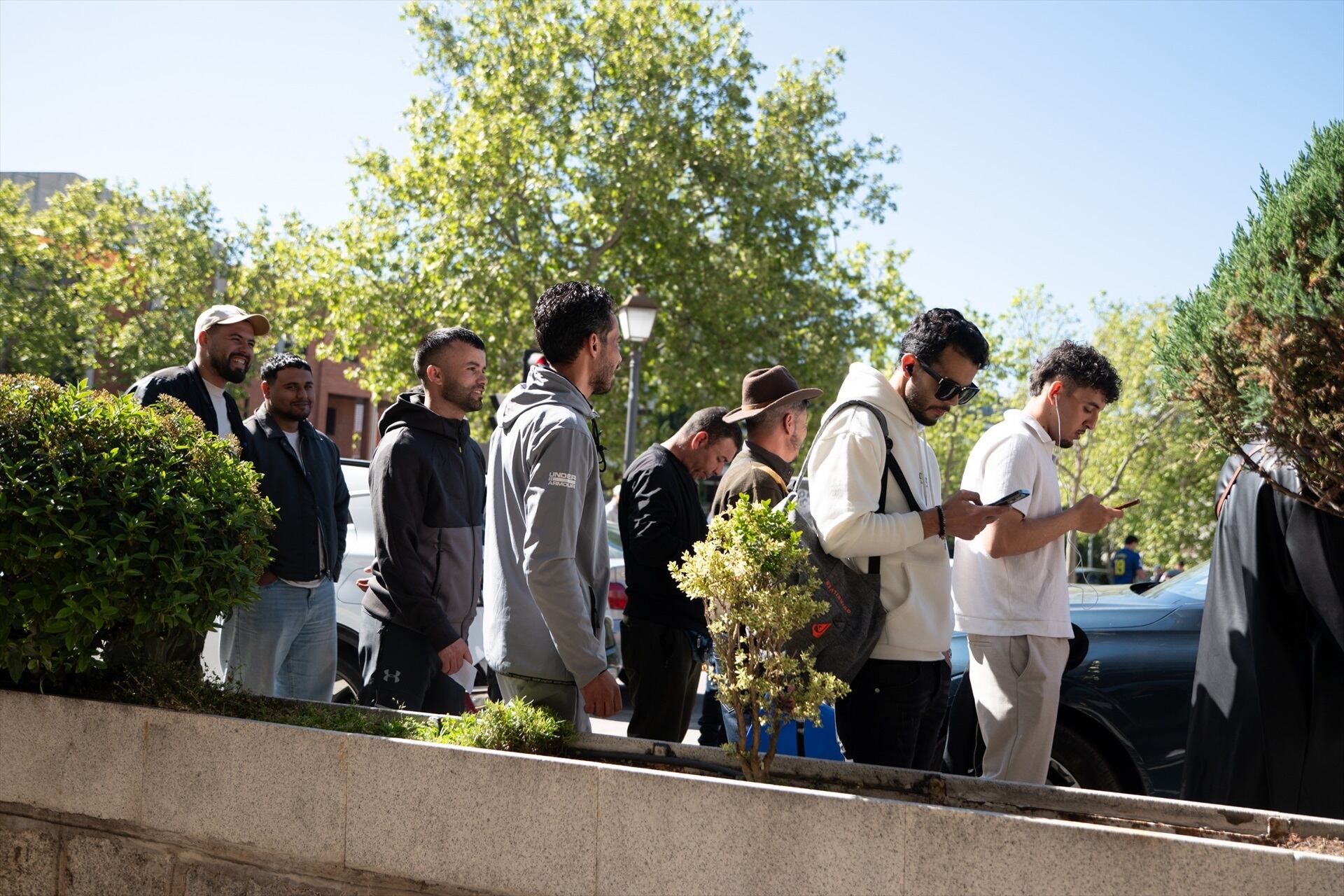 Inmigrantes irregulares acuden a los consulados para conseguir el certificado de antecedentes penales o la autorización consular que permite a un familiar tramitar ese certificado, requisito imprescindible para la regularización.Isa Saiz / Europa Press
15/4/2026