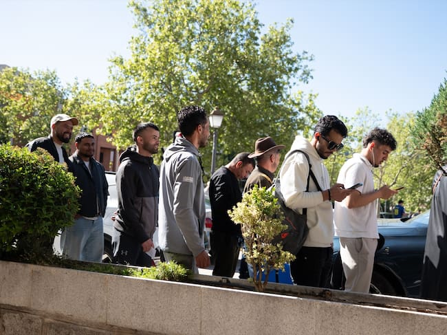Inmigrantes irregulares acuden a los consulados para conseguir el certificado de antecedentes penales o la autorización consular que permite a un familiar tramitar ese certificado, requisito imprescindible para la regularización.Isa Saiz / Europa Press
15/4/2026