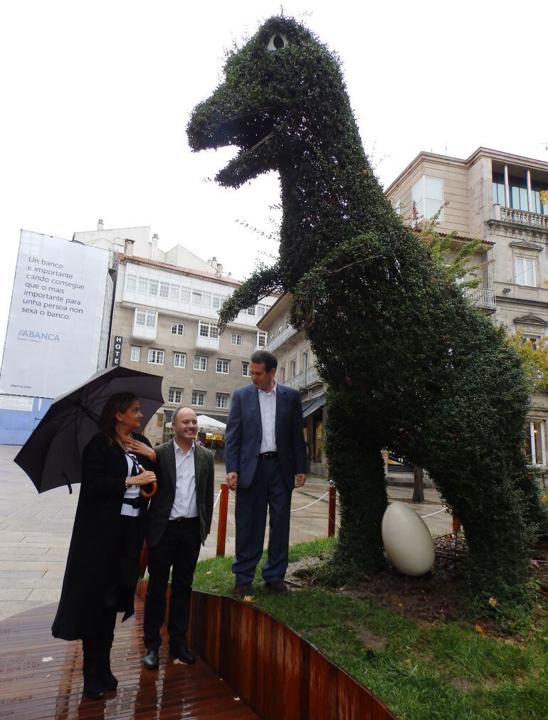 Abel Caballero visita con dos concejales el huevo del dinoseto de la Puerta del Sol