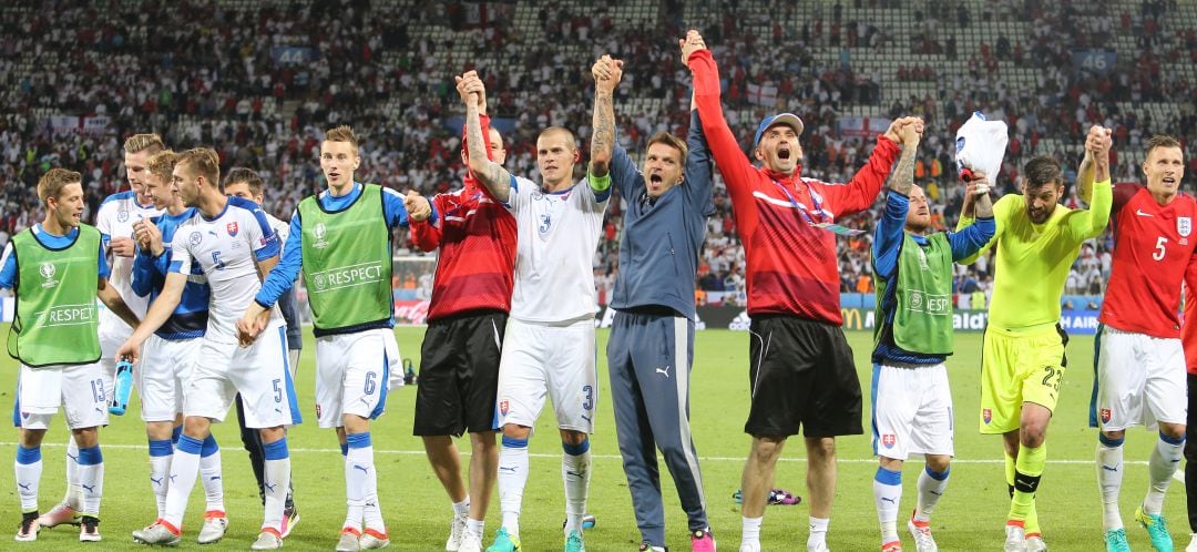 Los jugadores de la selección eslovaca celebran el empate en la Eurocopa de 2016 ante Inglaterra