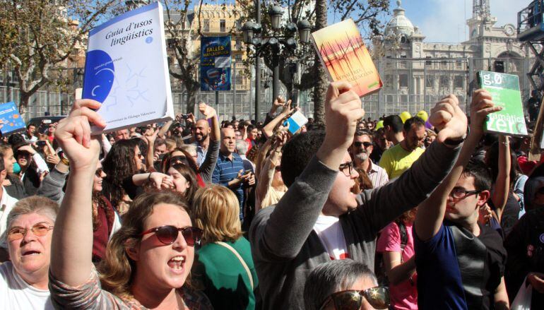 Desenes persones reclamen amb diccionaris i pancartes que Rita Barberá s&#039;examini del grau mitjà de català