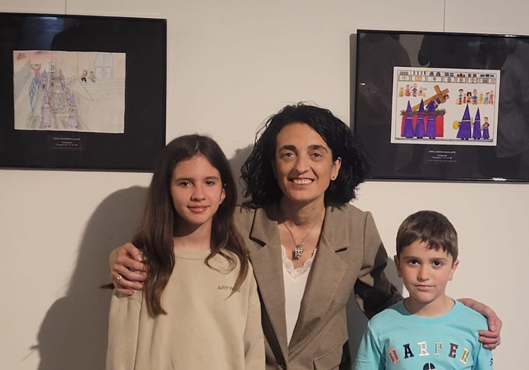 Maia Fajarnés Alava y Uriel Subías Aguilarte con Silvia Uruel