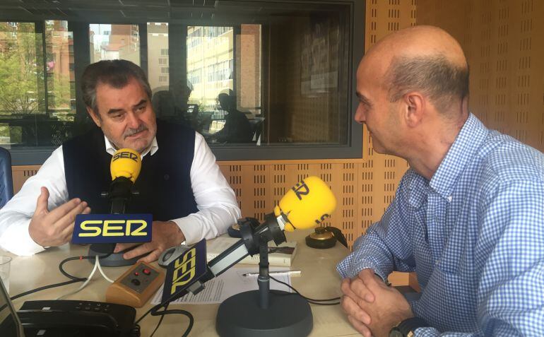 Fermín Bocos es entrevistado por Carlos Flores en los estudios de Radio Valladolid