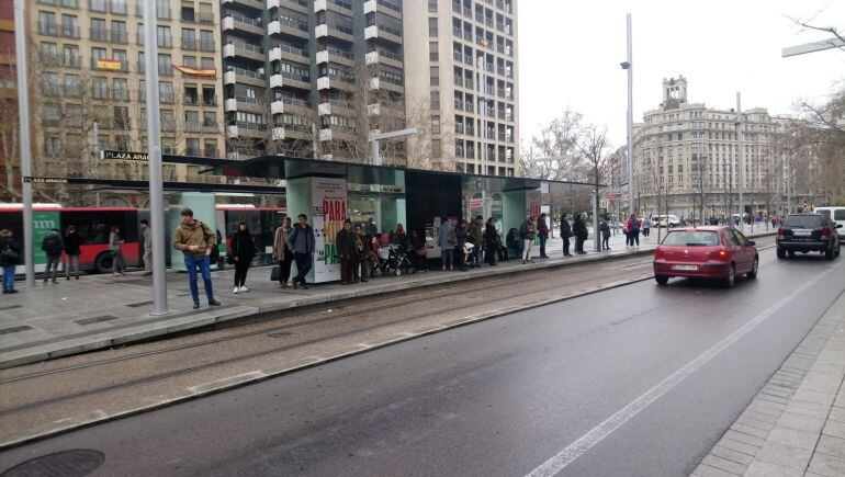 Parada del tranvía en la Plaza Aragón. 