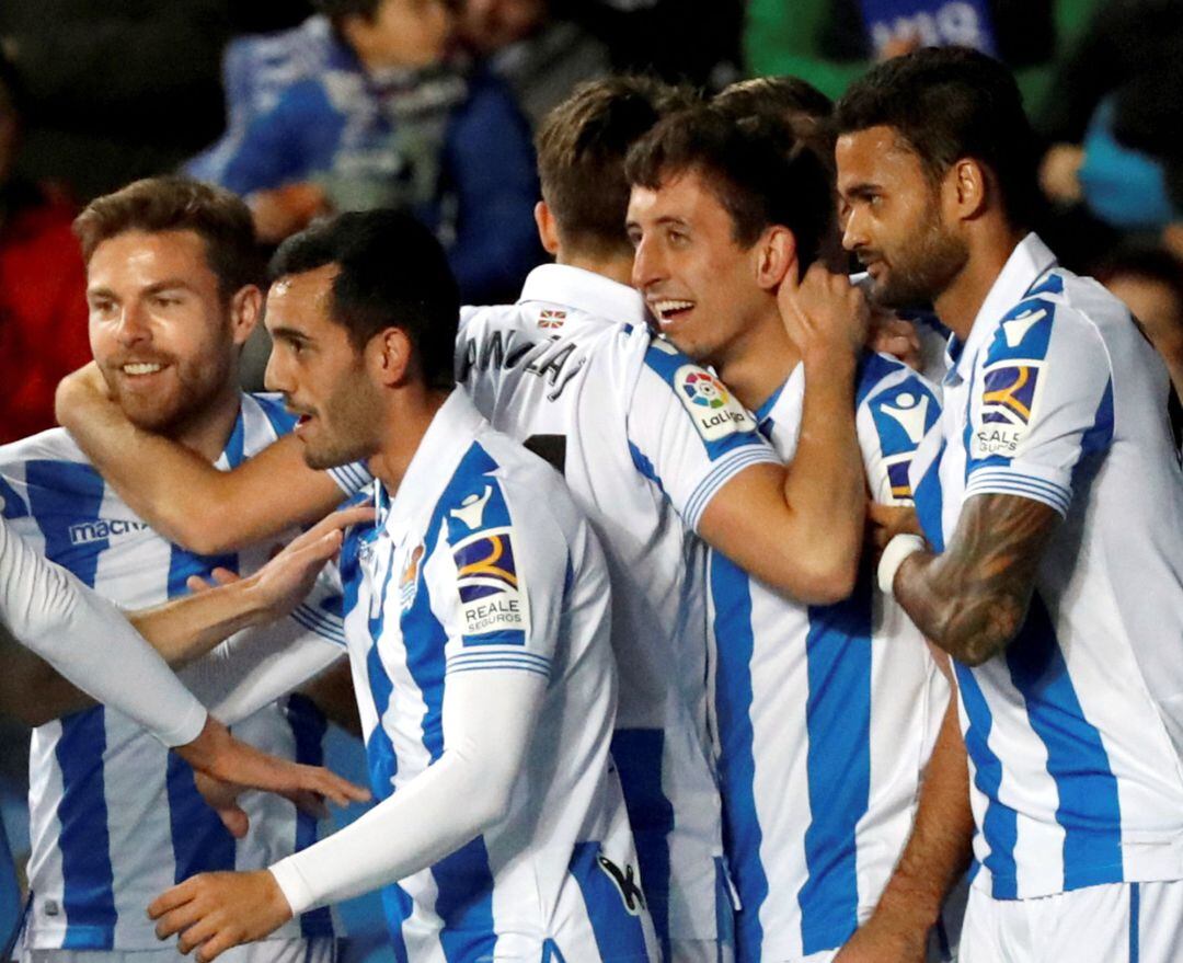 Los jugadores de la Real felicitan a los dos goleadores, Januzaj y Oyarzabal