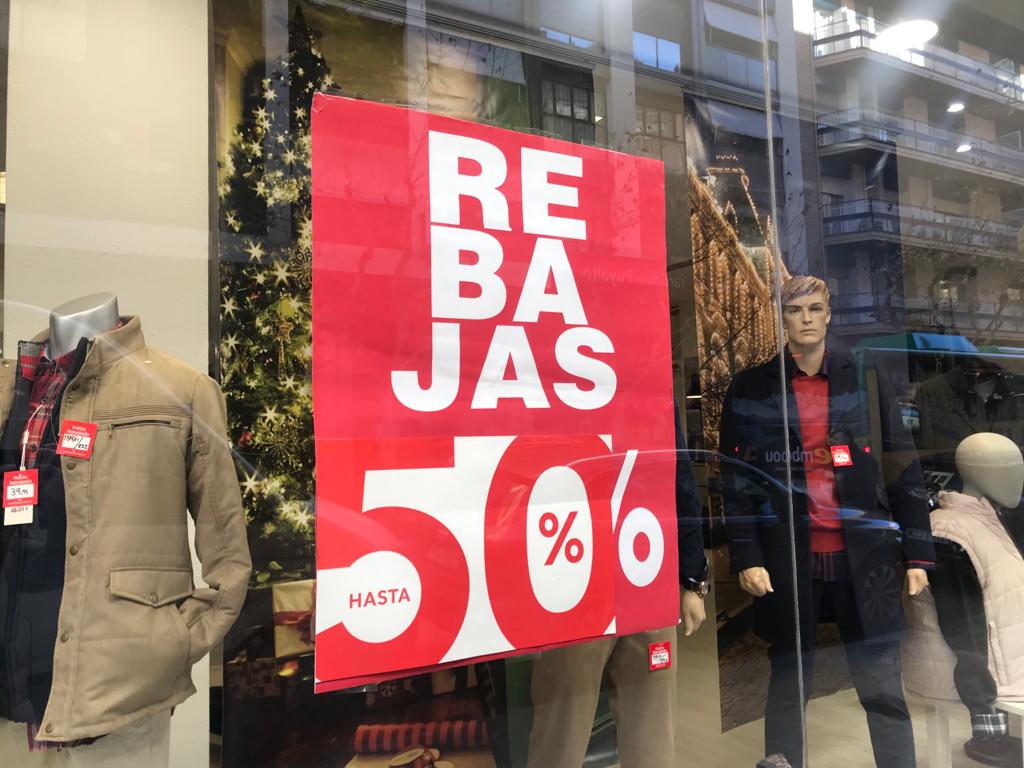 Cartel de rebajas en un comercio de Huesca