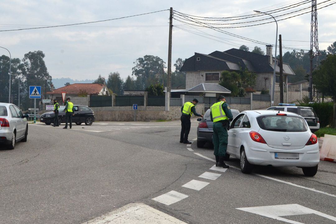 Control de la Guardia Civil en una carretera gallega.