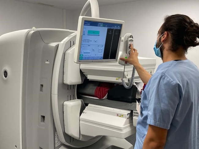 El Servicio de Medicina Nuclear del Hospital Universitario del Vinalopó ha alcanzado un total de 95.515 pruebas diagnósticas y terapéuticas desde el inicio de su actividad en 2011. Este dato actualiza y supera ampliamente el registro anterior de más de 75.000 estudios comunicados en 2024, consolidando así el crecimiento sostenido de este servicio pionero en la provincia de Alicante.
Desde sus primeros años, el servicio ha registrado una evolución constante: en 2011 se realizaron 2.393 estudios, cifra que se multiplicó hasta alcanzar 9.497 pruebas en 2025, lo que supone un aumento aproximado del 301% en volumen anual desde su inicio.
Rafael Carrasco, director del Hospital Universitario del Vinalopó, destaca que "estos resultados reflejan el compromiso constante del hospital con la excelencia y la innovación. Haber superado las 95.000 pruebas realizadas confirma que estamos ofreciendo una atención de máxima calidad a nuestros pacientes, incorporando tecnología de vanguardia y adaptándonos a las necesidades de la comunidad."
El Servicio de Medicina Nuclear ha integrado tecnología de última generación, incluyendo equipos PET-TAC y SPECT-TAC, lo que permite ofrecer diagnósticos de alta precisión en un amplio espectro de patologías, con especial impacto en oncología, cardiología y neurología. La combinación de innovación tecnológica y un equipo altamente especializado ha consolidado al hospital como un referente sanitario en la zona sur de la provincia, brindando atención cercana y accesible a los pacientes sin necesidad de desplazarse a centros de referencia fuera de la región.
Pedro González, Director médico del Hospital Universitario del Vinalopó, añadió, "El crecimiento sostenido de nuestra actividad es fruto del esfuerzo de un equipo altamente especializado y de la apuesta por equipos PET-TAC y SPECT-TAC de última generación. Cada exploración que realizamos supone un diagnóstico más preciso y un tratamiento más oportuno para los pacientes, consolidando nuestro servicio como un referente provincial."
Más allá de los números, este crecimiento refleja mejoras tangibles en la calidad asistencial. La ampliación de capacidades diagnósticas y terapéuticas permite a los pacientes recibir evaluaciones más rápidas y precisas, así como tratamientos adaptados desde etapas tempranas, contribuyendo a una mejor gestión de patologías complejas y a un impacto positivo en la salud de la comunidad.